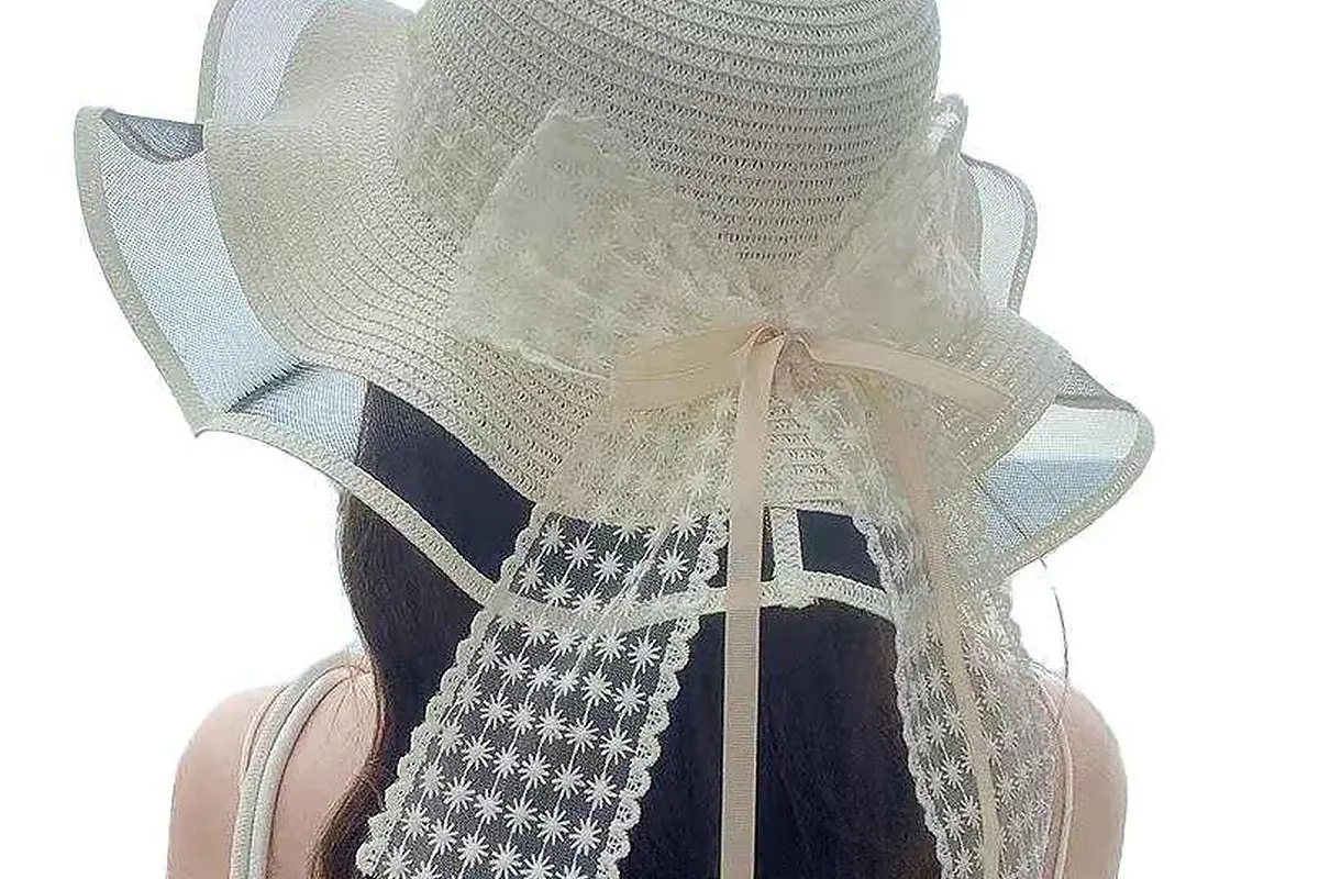 Finished white beach hat checked in a real wearing setting