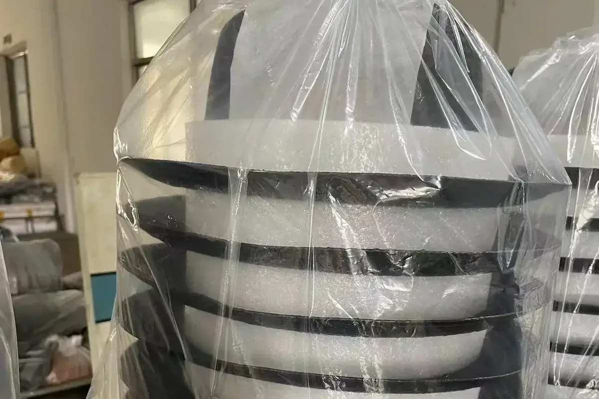 Structured straw hats protected with plastic and crown supports for packing