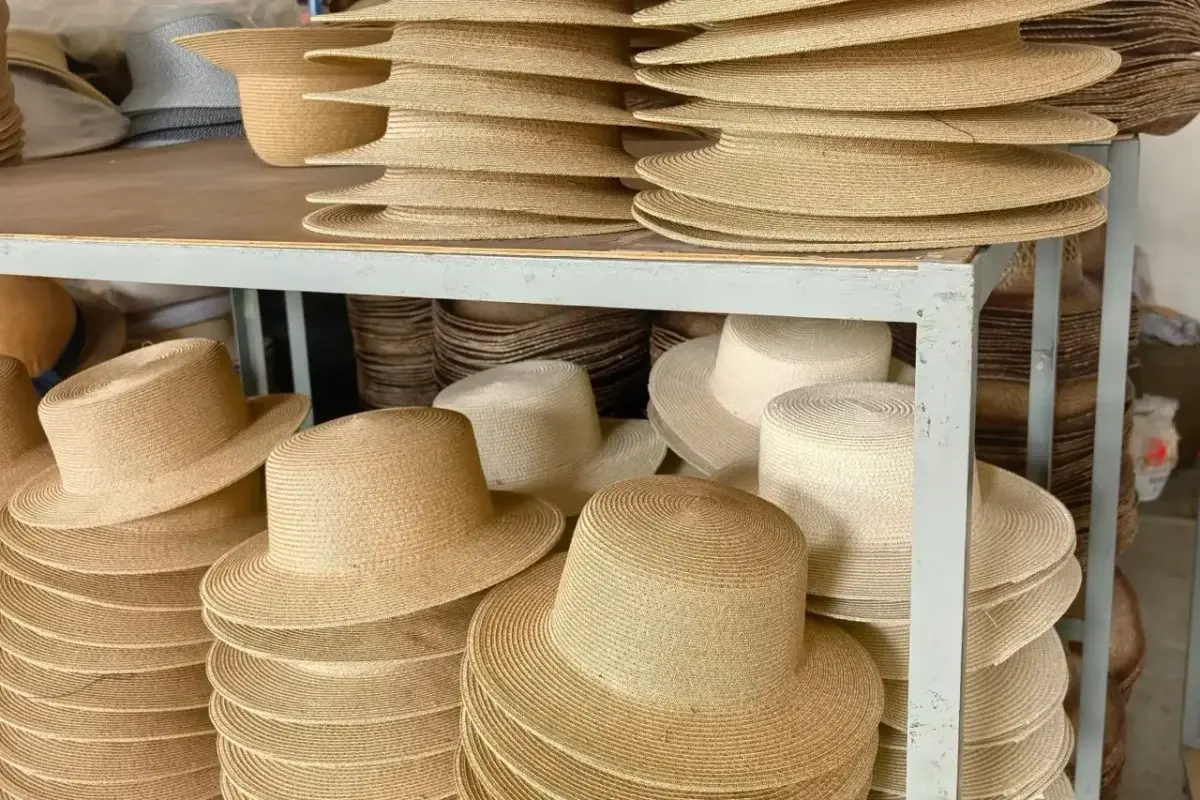 Nested straw hat bodies arranged to reduce unused packing volume